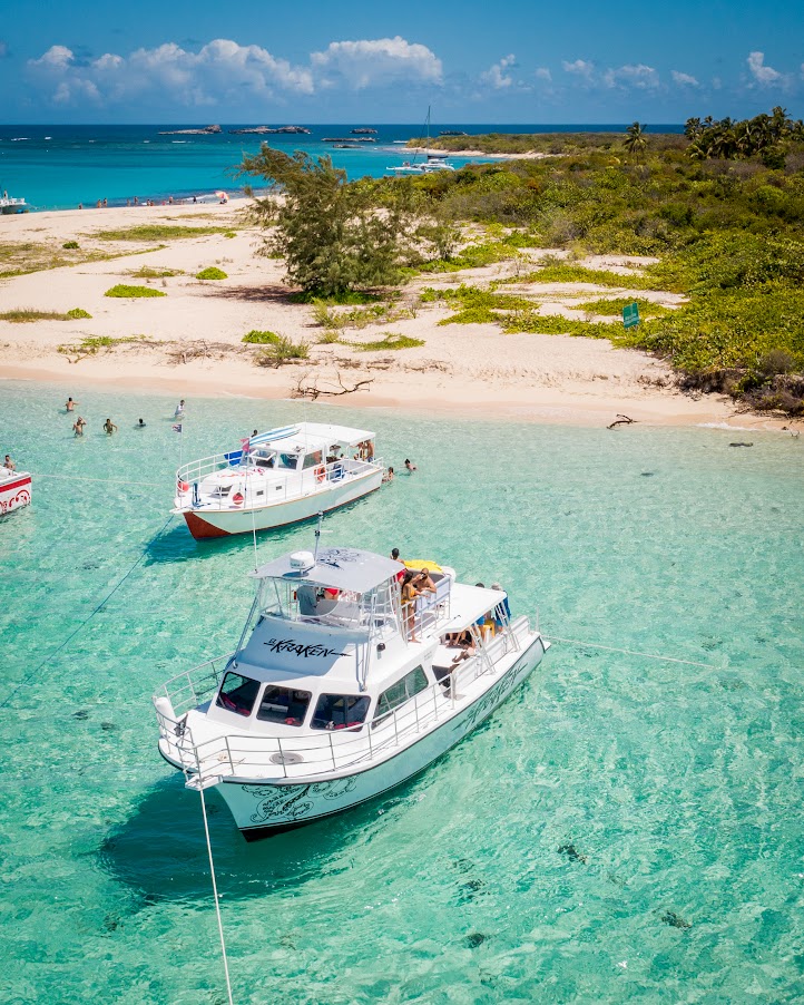Snorkeling Puerto Rico boats at Icacos Island